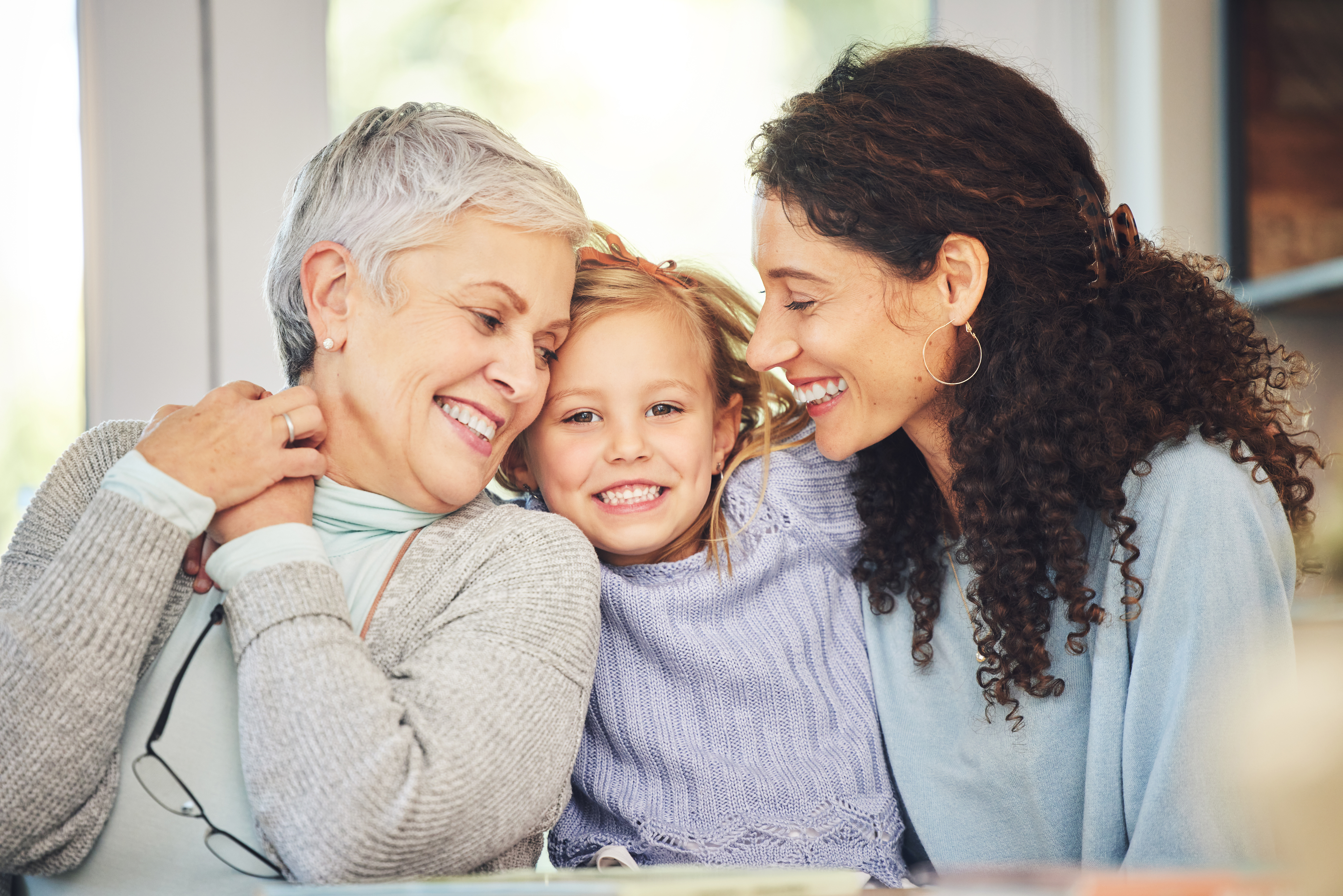 Mädchen mit Mutter und Oma: Für Risikogruppen ist es wichtig zu wissen, was gegen Durchfall hilft.
