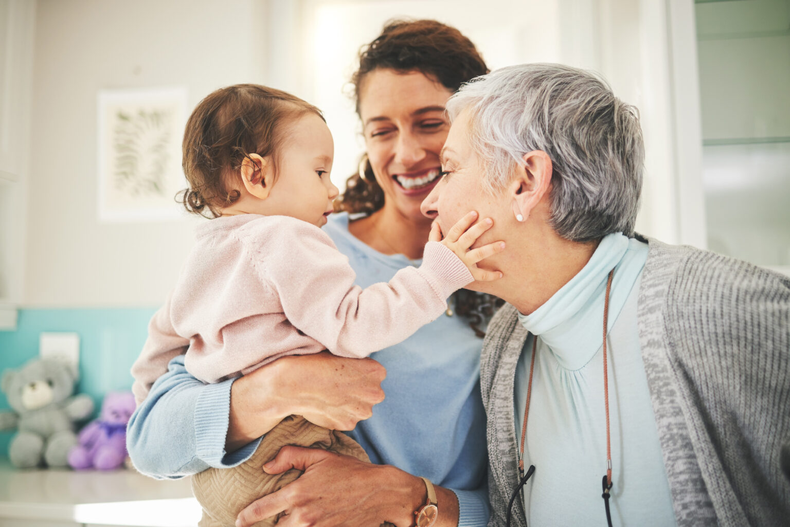 Kind mit Mama und Oma: Für Risikogruppen ist es wichtig zu wissen, was bei Durchfall hilft.